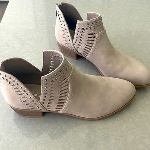 Indigo Rd. Ankle booties - Suede - Size 8.5